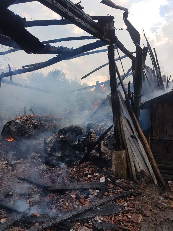 Incendiu izbucnit la anexa unei gospodării din Valcău de Sus. Proprietara a suferit un atac de panică