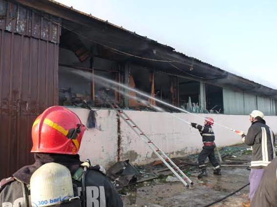 Un pompier din Cehu Silvaniei a fost rănit, în timpul unei intervenții la un incendiu izbucnit în localitatea Ariniș (Maramureș)