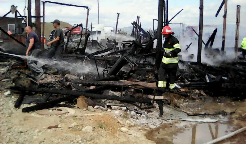Atelier auto mistuit de flăcări la Joseni