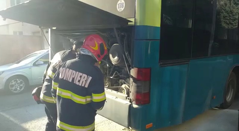 Incendiu la un autobuz aflat în mers, pe strada Avram Iancu din Oradea