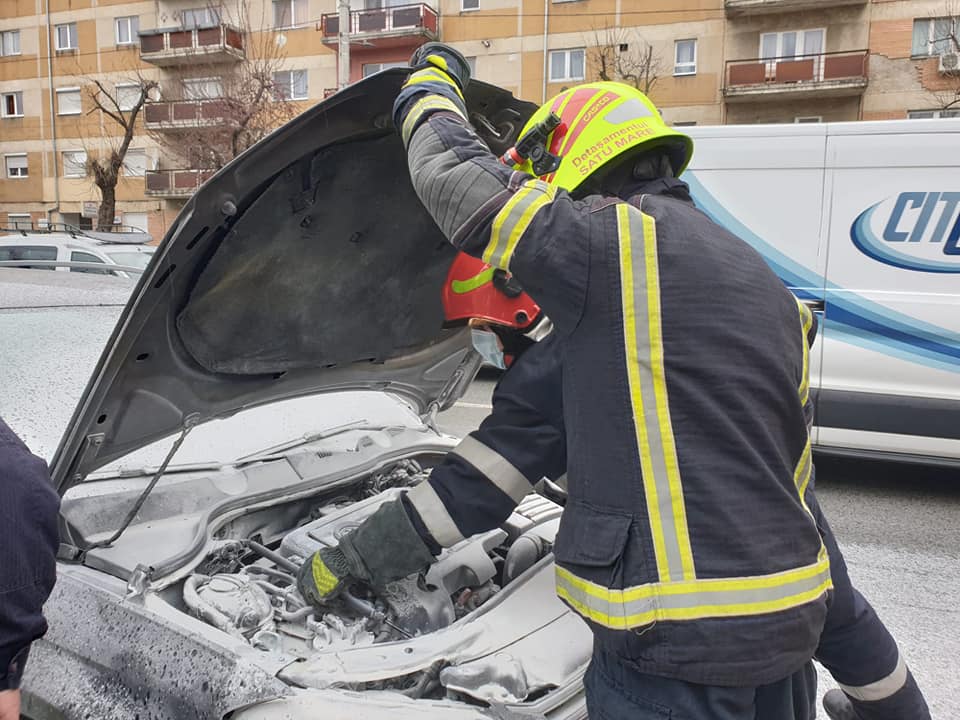 Incendiu la un autoturism produs în Satu Mare