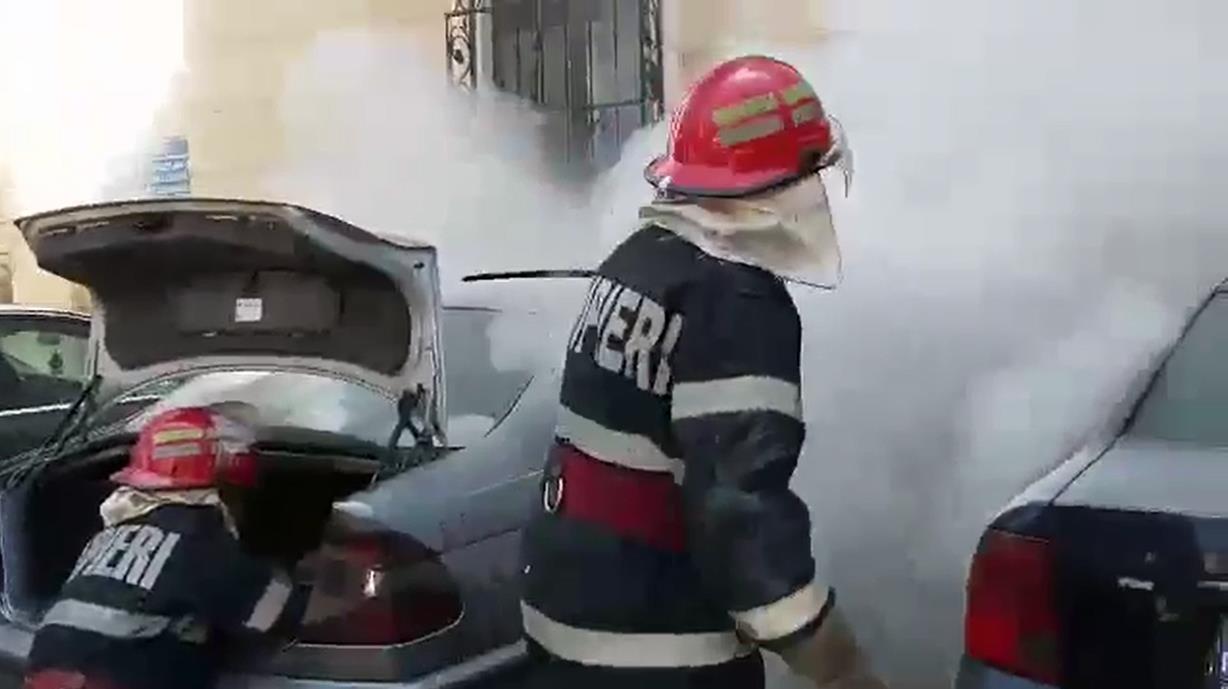 Incendiu izbucnit la un autoturism staționat pe o stradă din Zalău
