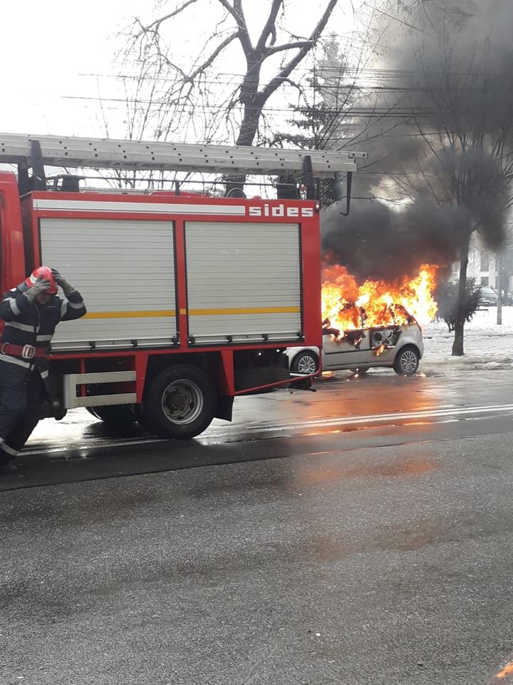 Un autoturism a luat foc în Bistrița