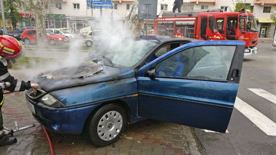 Un autoturism a luat foc în municipiul Bistrița. Șoferița a suferit arsuri superficiale