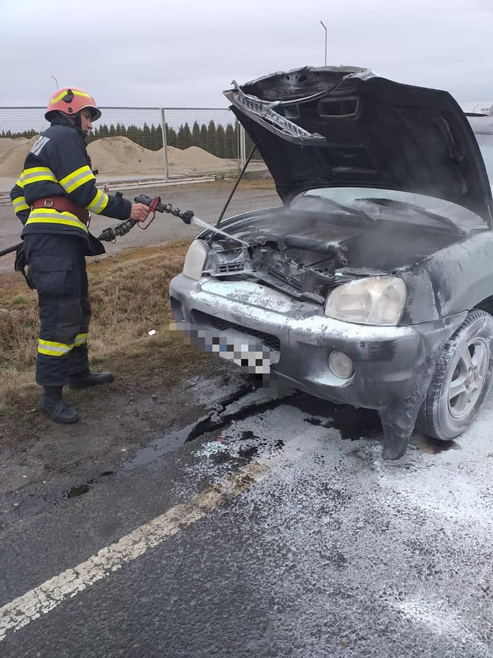 Incendiu la un autoturism produs la ieșire din Carei