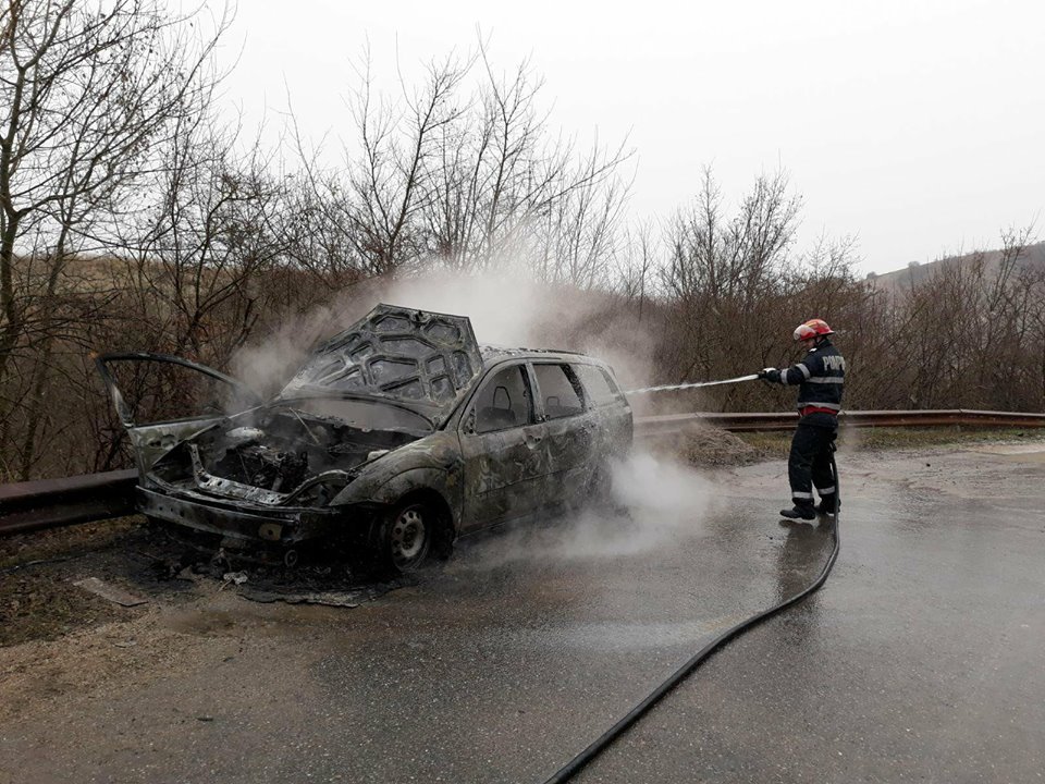 Un autoturism a ars în Cosniciu de Jos