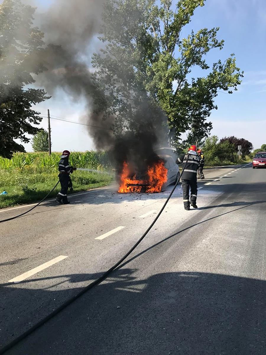 Incendiu produs la un autoturism, în Nojorid