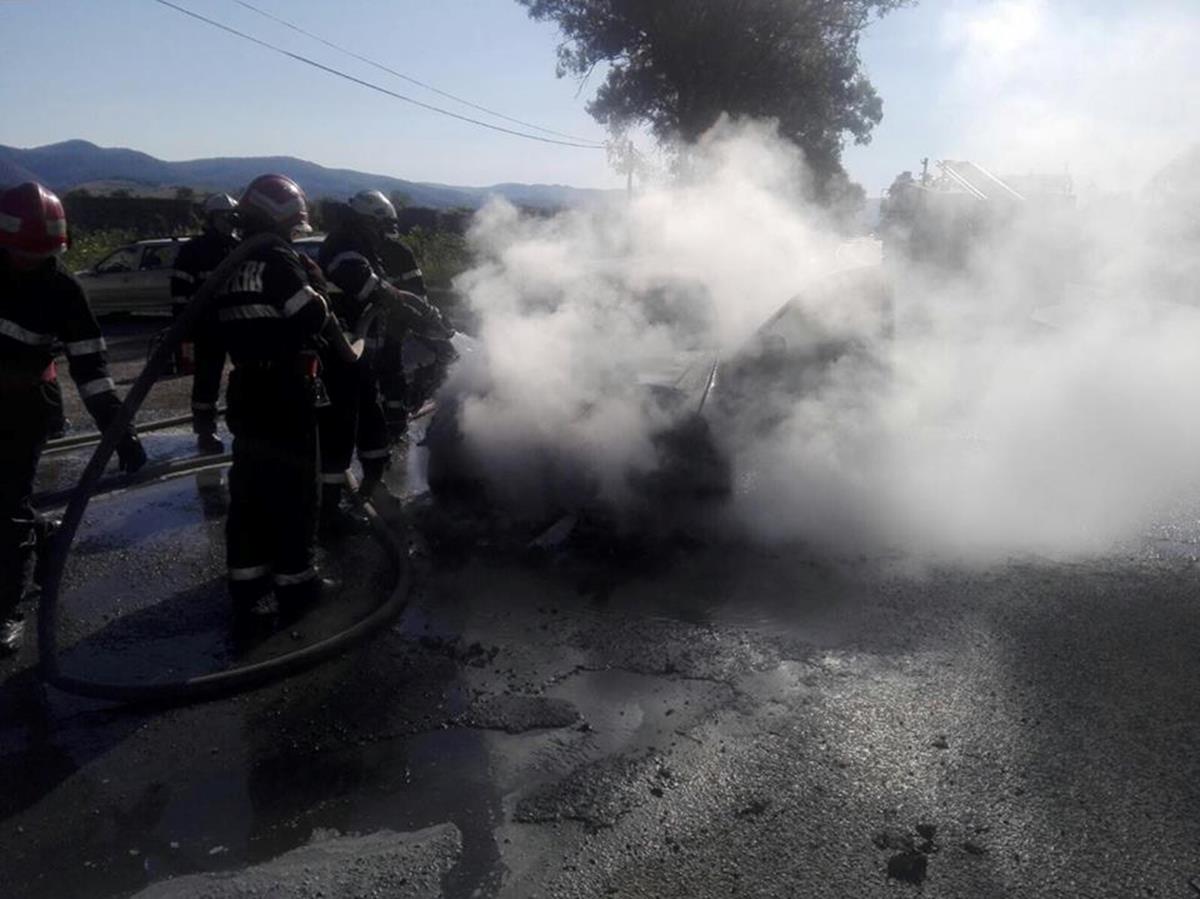 Un autoturism a luat foc în Oradea