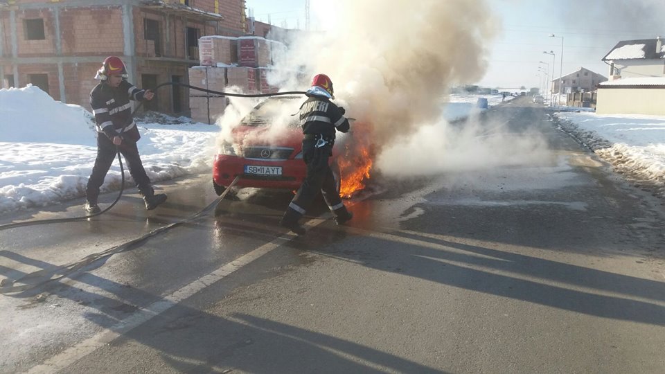 Un autoturism a luat foc azi în Sibiu