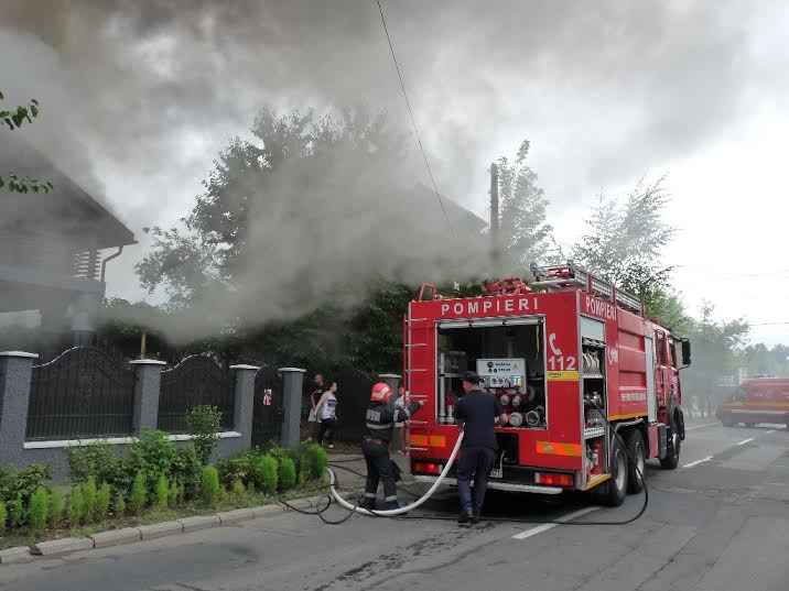 Pompierii s-au luptat mai bine de două ore cu focul pe strada Oltului din Baia Mare