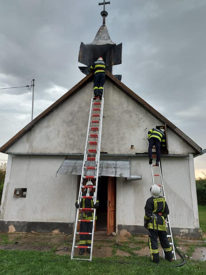 Incendiu provocat de traznet la o biserică din Satu Mare
