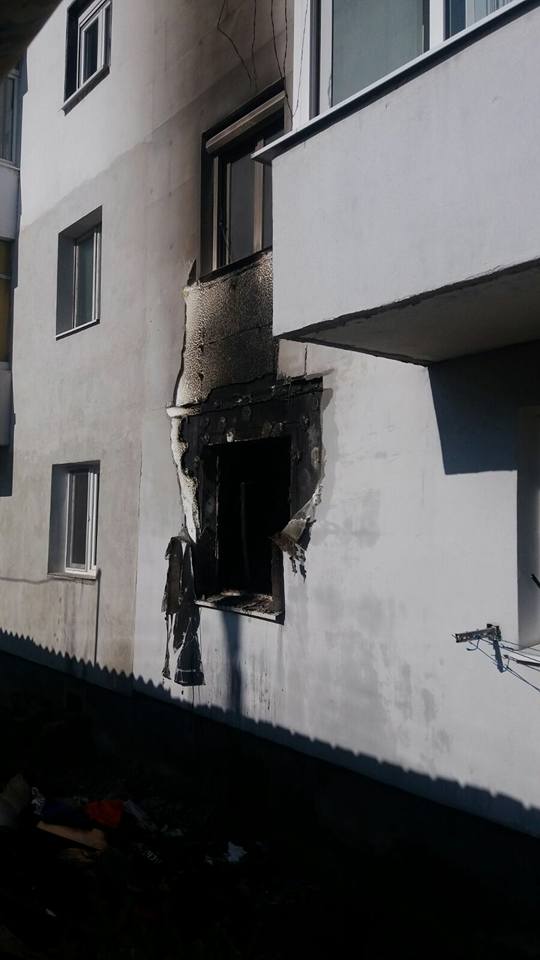 Incendiu izbucnit la parterul unui bloc din Mediaș
