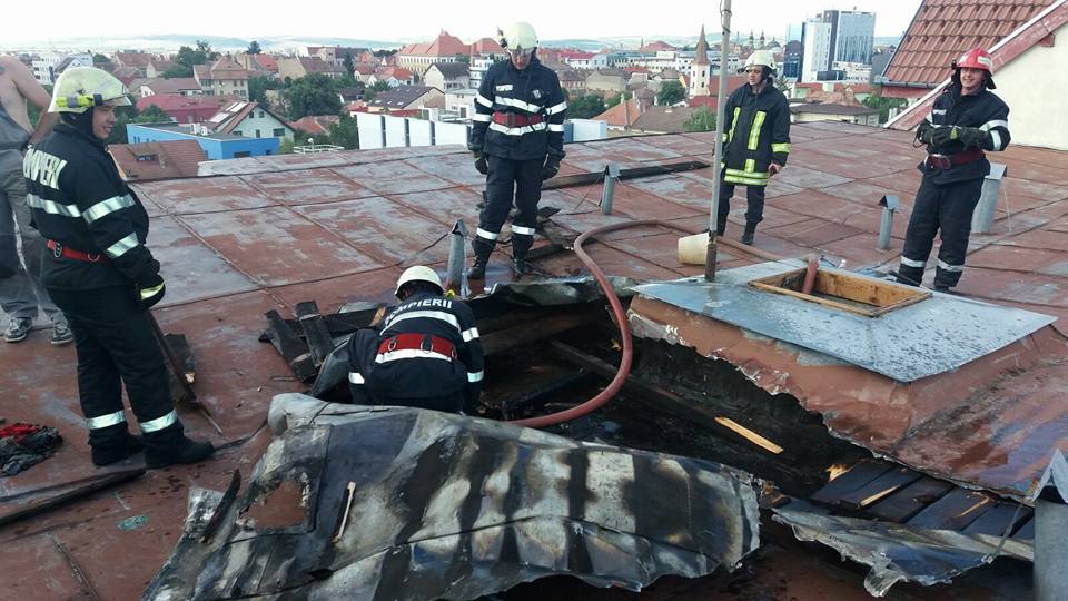 Incendiul izbucnit la mansarda unui bloc din Sibiu