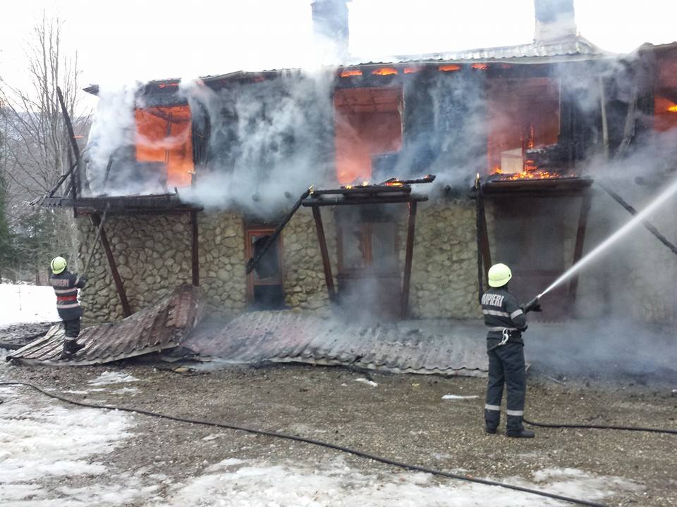 Incendiu produs ieri la o cabană din Budacul de Jos