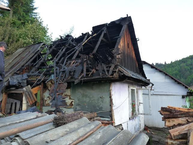 Doi copii din Cavnic au fost transportați la Spitalul ”Grigore Alexandrescu” din București după ce au suferit arsuri într-un incendiu