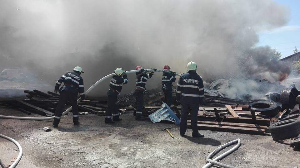 Incendiu la un depozit în aer liber de materiale plastice și cauciuc din Baia Mare