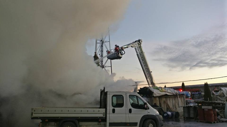 Incendiu la un depozit de material lemnos din Bistrița
