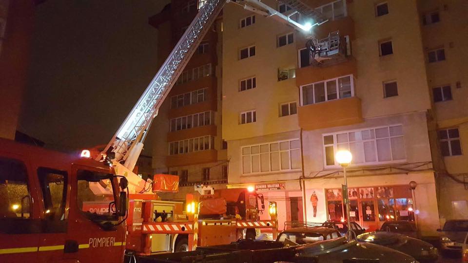 Bistrița: Incendiu provocat de o candelă lăsată aprinsă