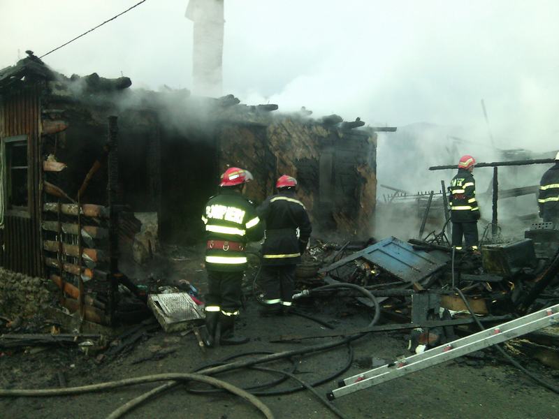 MUREȘENII BÂRGĂULUI: În urma unui incendiu, 12 persoane au rămas fără acoperiș deasupra capului (Galerie FOTO)