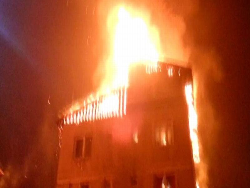 SÂNGEORZ-BĂI: O femeie a decedat după ce a sărit de la mansarda blocului cuprins de flăcări (VIDEO)