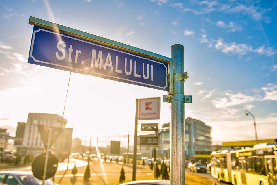 Primăria Sibiu continuă montarea noilor indicatoare cu denumirea străzilor din oraș