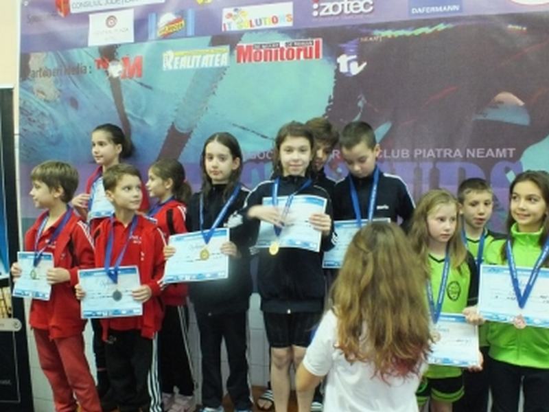 BISTRIȚA: Înotătorii de la CS Tibi au obținut 14 medalii ,,sub Pietricica”