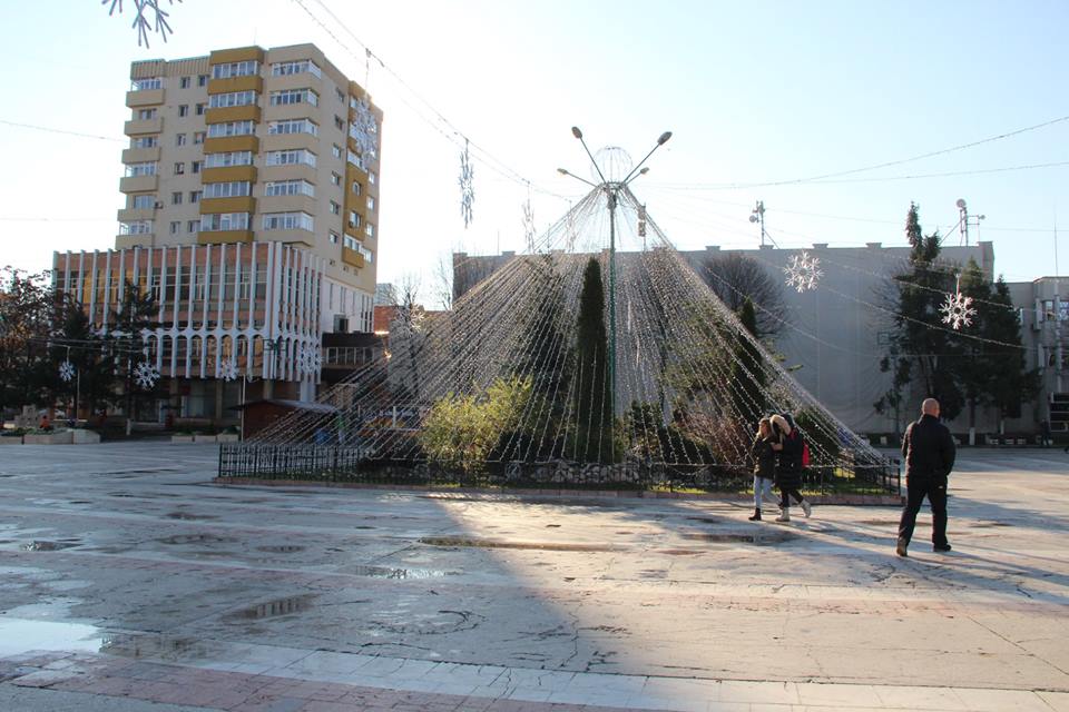 Instalația de iluminat festiv va fi pusă azi în funcțiune, în mai multe zone din municipiul Zalău