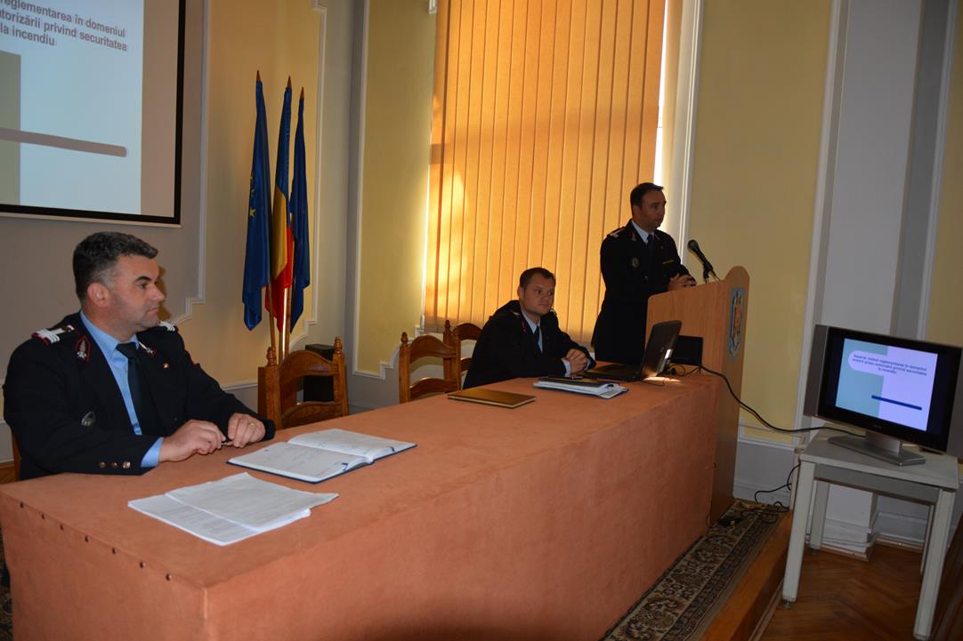 Sesiune de pregătire a arhitecților și inginerilor bihoreni cu atribuții pe linia securității la incendiu