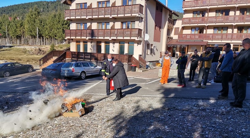 Localnicii, proprietarii de cabane și turiștii de pe raza Satului de Vacanță Vârtop, instruiți de pompierii bihoreni