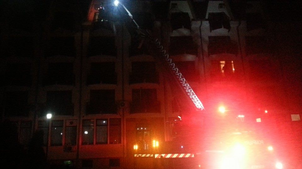 Intervenţie pentru salvarea unui bărbat, găsit semiconştient în balconul unei camere de la etajul 4 al unui hotel din Bistriţa