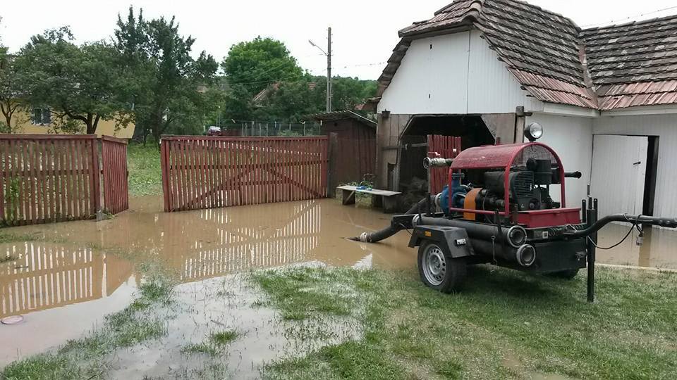 ISU Bistrița a acționat pentru limitarea efectelor inundației produsă în localitatea Monor