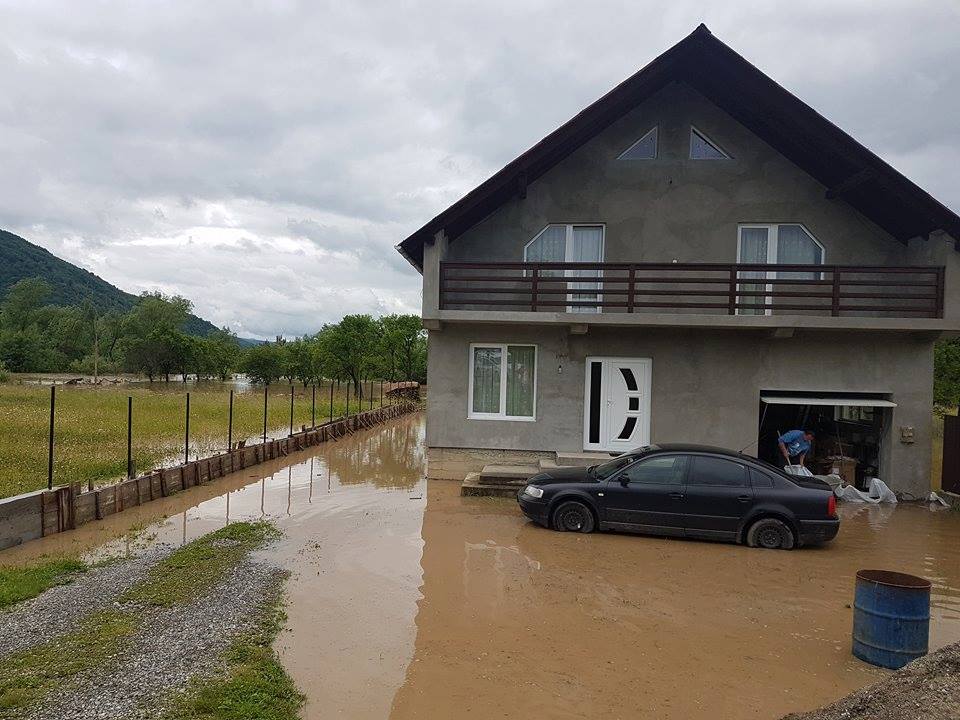Pompierii au continuat intervențiile în sprijinul comunităților din Maramureș, afectate de inundațiile provocate de ploile de ieri
