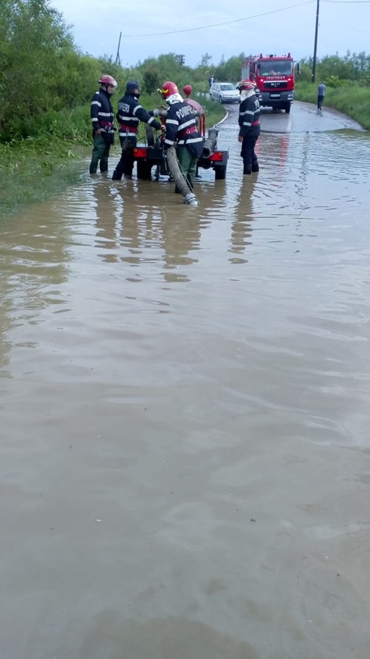 Bătrân din Racâș, salvat de pompieri din calea apelor
