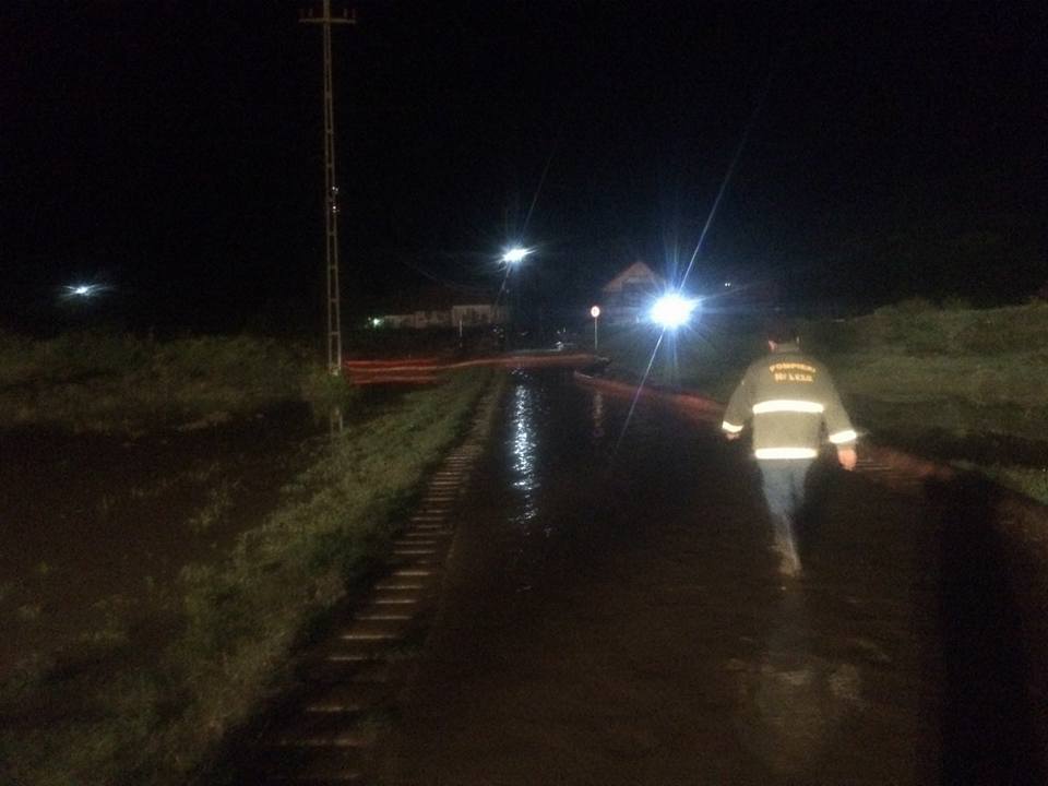 Pompierii sibieni, alături de cetățenii afectați de inundații