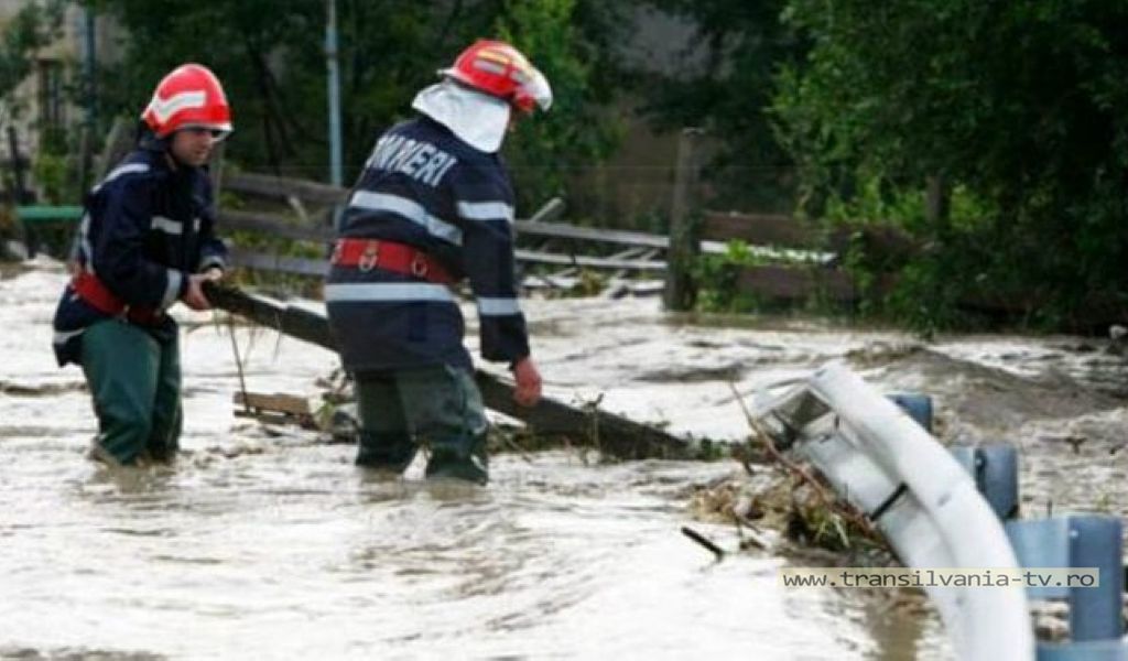 Pompierii puși pe treabă, după ce ploaia de ieri a inundat mai multe gospodării