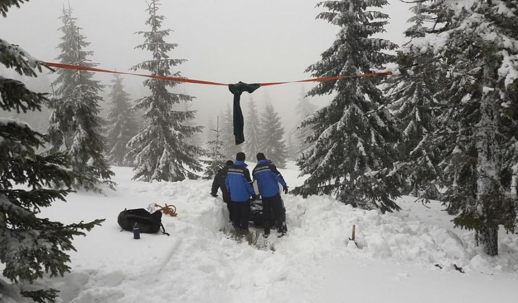 Turist înzăpezit cu snowmobilul; jandarmii l-au scos din omătul înalt de un metru și jumătate