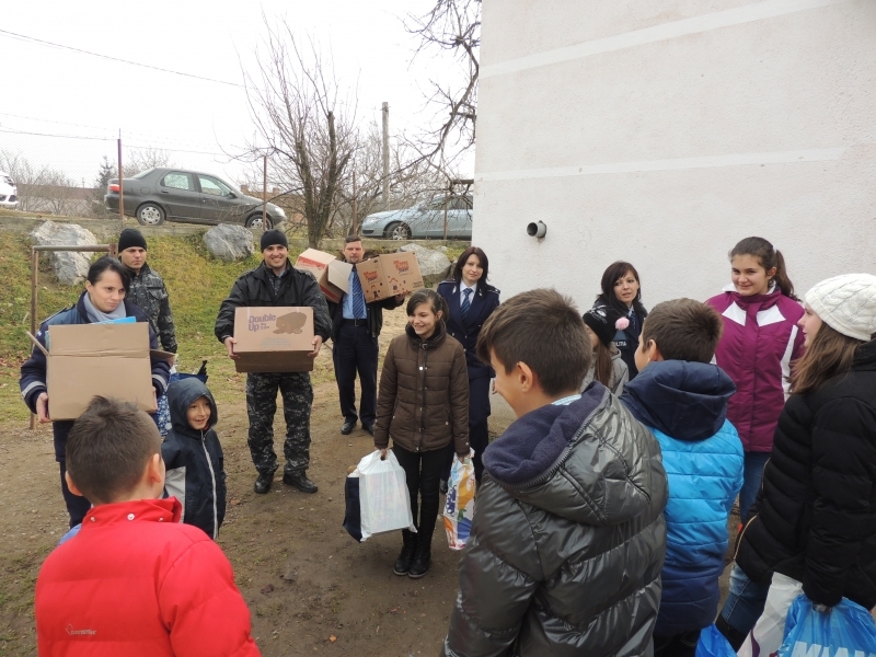 „De Crăciun, dăruiește din suflet!”, campanie organizată de IPJ Alba