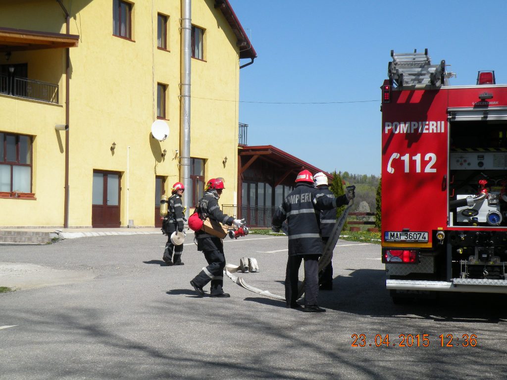 Exerciţiu cu forţe în teren pentru antrenarea structurilor de intervenţie la stingerea incendiilor la o pensiune turistică situată pe Meseş
