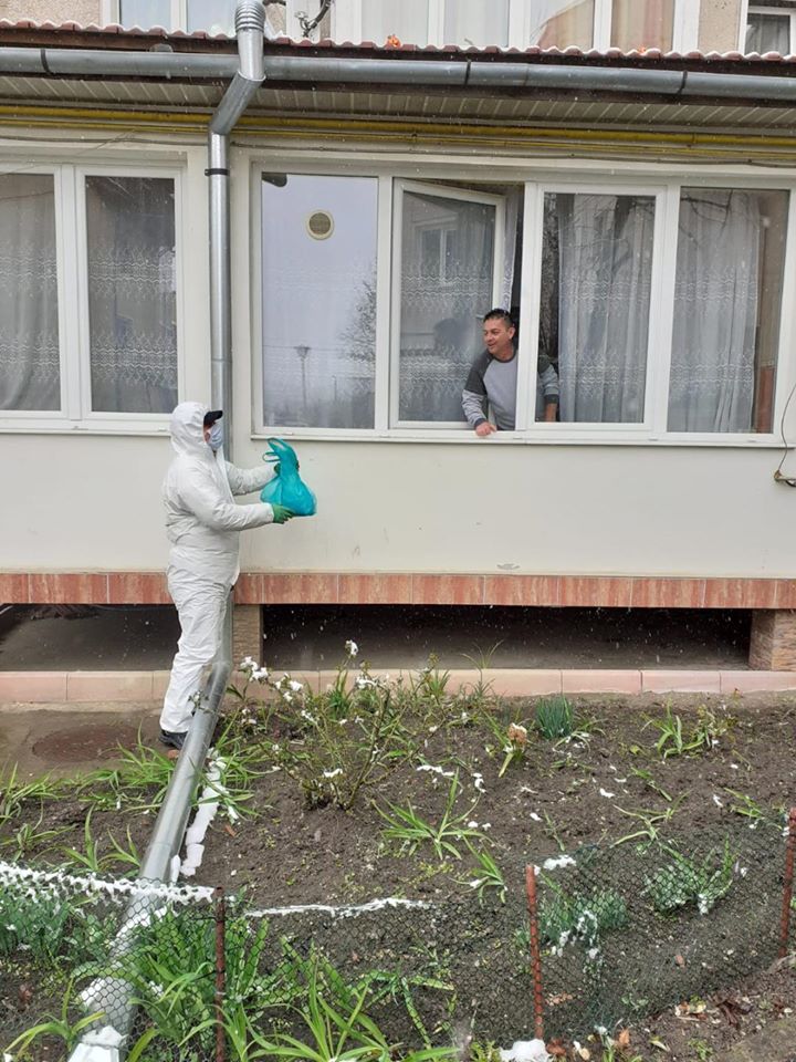 Alimente livrate persoanelor izolate la domiciliu în Deva
