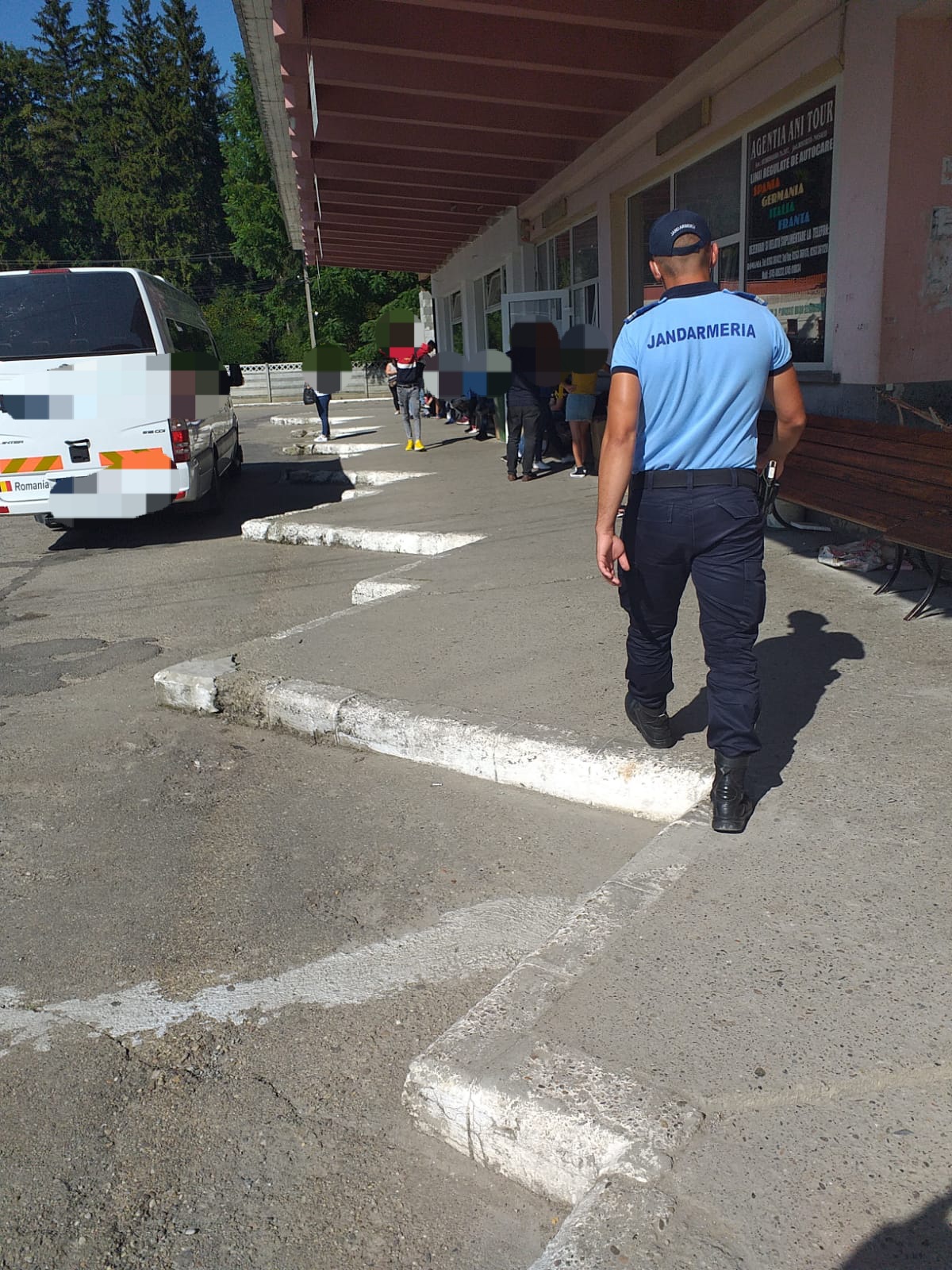 Un bărbat care trebuia să se afle în carantină la domiciliu a fost depistat de jandarmi în Autogara Bistrița