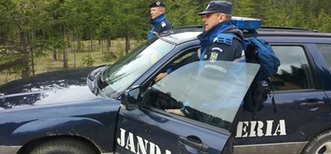 Doi bărbați din Budacu de Jos, amendați de jandarmi pentru că au transportat material lemnos prin albia râului