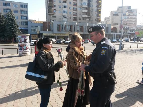Jandarmii din Baia Mare și Sighetu Marmație au oferit flori femeilor, cu ocazia zilei de 8 martie