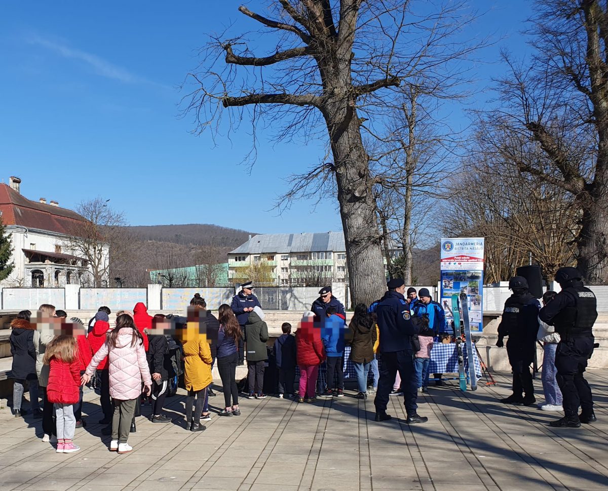 Jandarmii, în mijlocul copiilor din Beclean