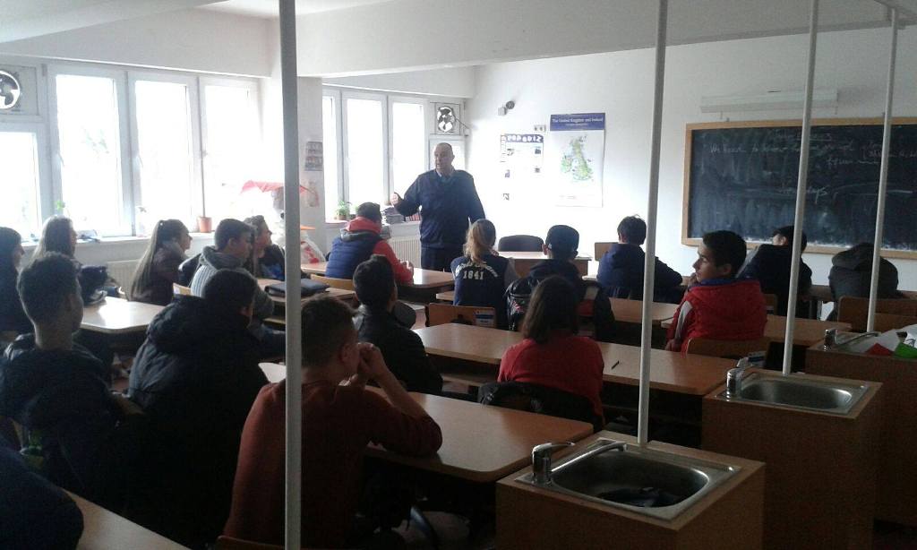 Jandarmii bistriţeni, în mijlocul elevilor de la Liceul Tehnologic Agricol şi Grup Şcolar Forestier Bistriţa