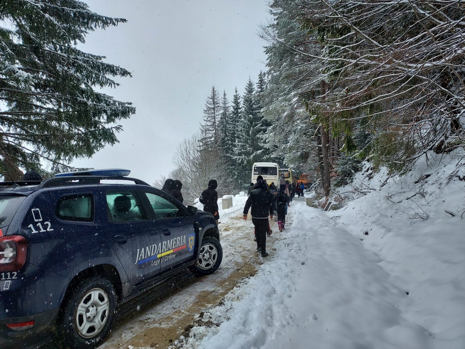 Un grup de peste 100 de elevi din Zalău, sprijiniți de jandarmii montani din Rodna