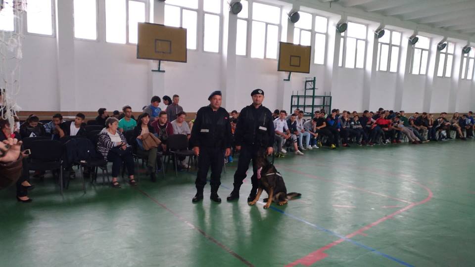 Jandarmii clujeni, în mijlocul elevilor de la Liceului Tehnologic ,,Aurel Vlaicu”, din Cluj-Napoca