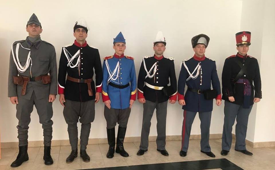 Premieră pe străzile Devei – Jandarmi în uniforme de epocă