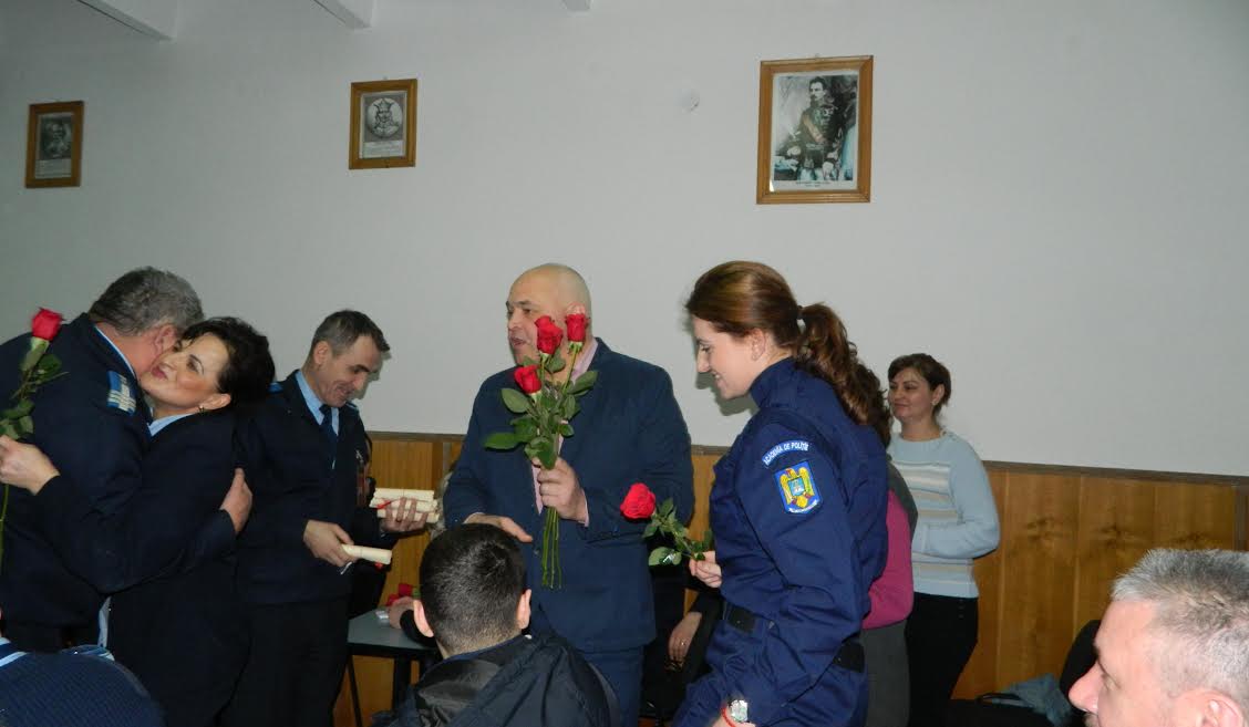 Flori pentru doamnele şi domnişoarele din Jandarmeria Maramureş, cu ocazia zilei de 8 Martie