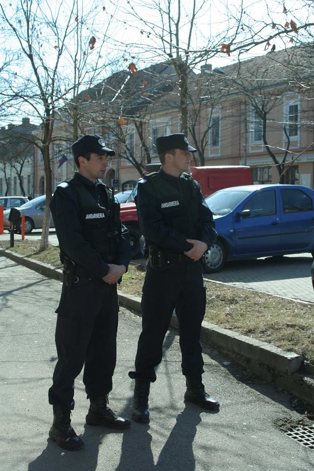 Doi tineri din Orăștie, amendați de jandarmi pentru că au dat muzica tare