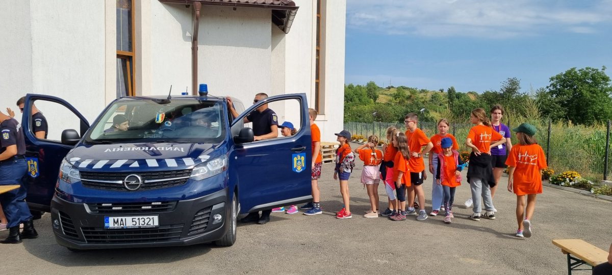Jandarmii sălăjeni, în mijlocul copiilor aflați în tabără